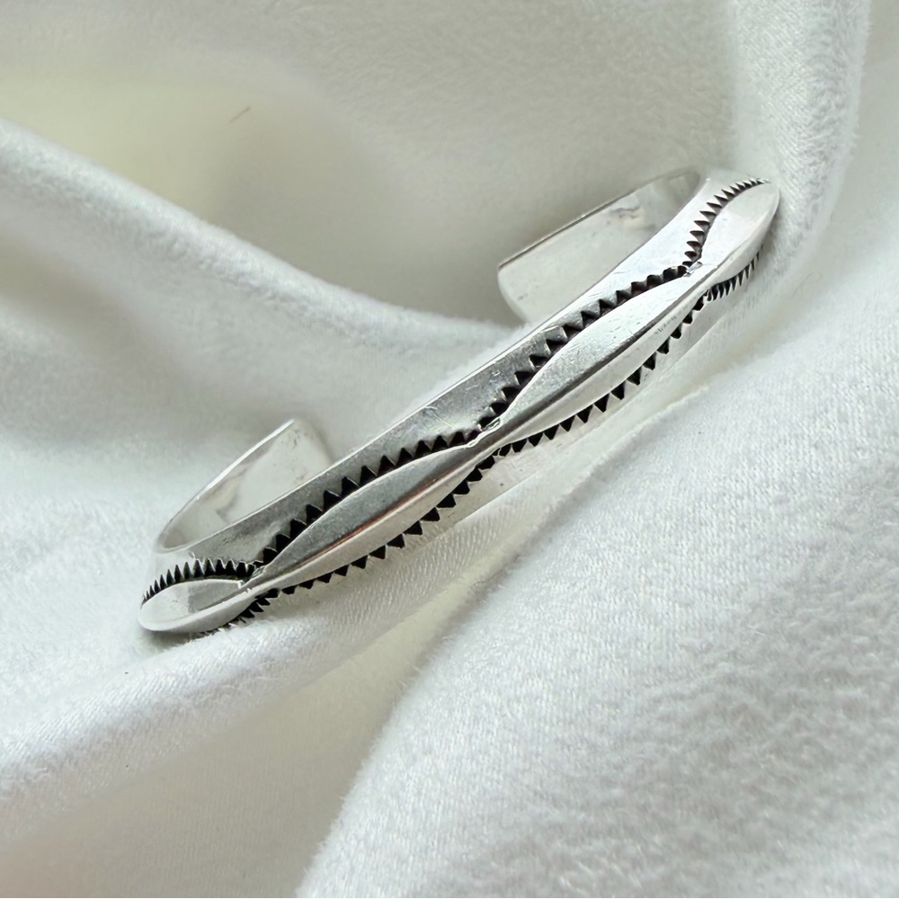 Tahe Navajo Sterling Silver Solid Heavyweight Pattern Cuff Bracelet